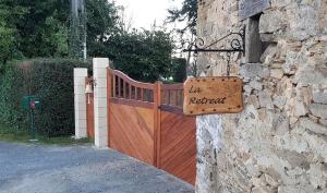 een houten poort met een bord dat leest in retraite bij l'HORIZON in Saint-Yrieix-la-Perche