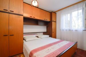 En eller flere senge i et værelse på One-Bedroom Apartment in Pula VI