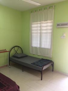 Habitación con cama en habitación con ventana en Santai Lots Cherating, en Kuantan
