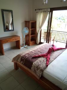 Una cama o camas en una habitación de Mesari Homestay & Warung