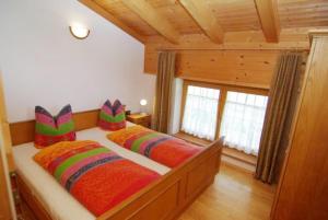1 Schlafzimmer mit 2 Betten in einem Blockhaus in der Unterkunft Apartments in Stummerberg/Zillertal 773 in Acham