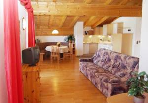 ein Wohnzimmer mit einem Sofa und einem Tisch in der Unterkunft Apartments in Stummerberg/Zillertal 773 in Acham