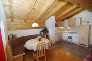 eine Küche und ein Esszimmer mit einem Tisch im Zimmer in der Unterkunft Apartments in Stummerberg/Zillertal 773 in Acham