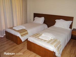 Postel nebo postele na pokoji v ubytování Platinum Suites