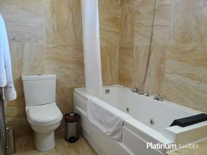 Platinum Suites tesisinde bir banyo