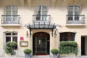 パリにあるベストウエスタン プルミエ トロカデロ ラ トゥールのドアとバルコニー付きの建物