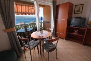 TV a/nebo společenská místnost v ubytování One-Bedroom Apartment Crikvenica 50