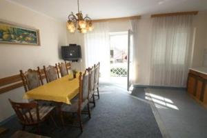 Fotografie z fotogalerie ubytování Three-Bedroom Apartment Crikvenica near Sea 7 v destinaci Sopaljska
