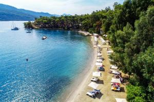 una vista aérea de una playa con sombrillas y sillas en Joya Del Mar Hotel, en Marmaris