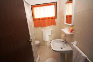 mała łazienka z umywalką i toaletą w obiekcie Apartment Rosolina Mare 34 w mieście Rosolina Mare