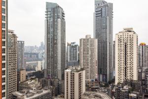 重庆Xiao Yu Residential Apartment Near Jiefangbei and Hongya Cave的城市中的一组高楼