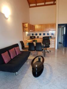 un salon avec un canapé et une table dans l'établissement Casa Azul SANTA MARIA Cape Verde, à Santa Maria 12 autres photos