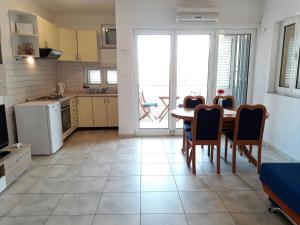 Fotografia z galérie ubytovania Apartments in Cesarica/Velebit Riviera 17116 v destinácii Cesarica
