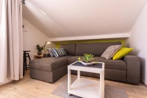 a living room with a couch and a table at Pansion Tina in Šilo