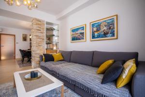 a living room with a couch and a table at Pansion Tina in Šilo