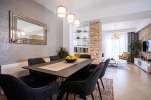 a dining room with a table and chairs and a mirror at Pansion Tina in Šilo