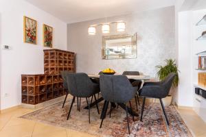 a dining room with a table and four chairs at Pansion Tina in Šilo