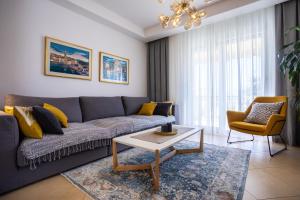a living room with a couch and a coffee table at Pansion Tina in Šilo