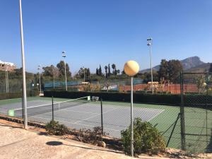 Tennistä tai squashia majoituspaikan Las Palmeras 4 with rooftop solarium and fiber optic internet alueella tai lähistöllä