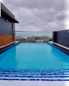 een groot zwembad op het dak van een gebouw bij Explorer Suite 1004 in Bacolod