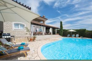 a villa with a swimming pool and a house at Villa Pag in Mandre