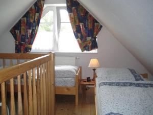 Zimmer im Dachgeschoss mit 2 Betten und einem Fenster in der Unterkunft Apartment Klausdorf 1 in Klausdorf