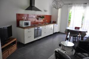 Een keuken of kitchenette bij Le Domaine Des Grettes