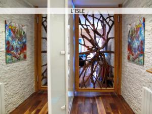 アヌシーにあるLofts and Lakes Premiumの壁に木絵の扉のある部屋