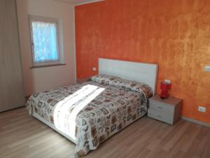 a bedroom with a bed and a window at AL MORAR in Farra dʼlsonzo