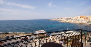 balcone con vista sull'oceano. di Ascot By The Sea a San Pawl il-Baħar