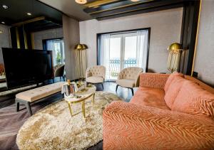 Телевизор и/или развлекательный центр в Rocks Hotel & Casino