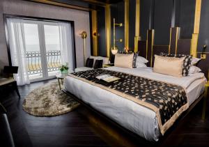 Кровать или кровати в номере Rocks Hotel & Casino