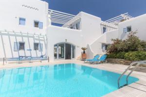 Bazén v ubytování BLUE DAISY House, Ornos, by MyconBay Mykonos nebo v jeho okolí