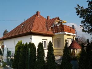 バラトンフェニヴェシュにあるApartment Balatonfenyves/Balaton 18381の赤屋根の小さな白い家