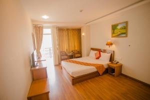 Habitación de hotel con cama y ventana en Golden Sea Hotel, en Nha Trang
