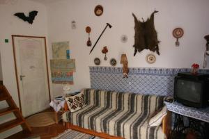 ein Wohnzimmer mit einem Bett und einem TV in der Unterkunft Holiday home in Vonyarcvashegy 20268 in Balatongyörök