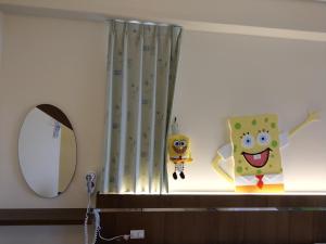 Habitación con espejo, cortinas y espejo. en Happy Cape 玩皮城堡, en Huxi