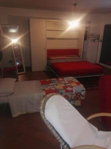 佩薩羅的住宿－il Gelsomino appartamento turistico，一间设有两张床和椅子的房间