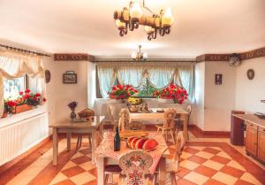 eine Küche mit einem Tisch und Stühlen im Zimmer in der Unterkunft Vila Stefana Paltinis in Păltiniş