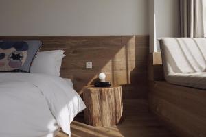 Hangzhou Moju Boutique Guesthouse at the West Lake客房内的一张或多张床位