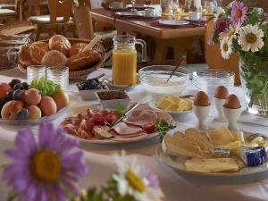 un tavolo ricoperto di piatti di cibo e pane di Pension Weingut Schwab a Thüngersheim
