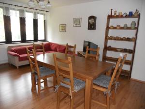 ヴェルカ・ウーパにあるHoliday home in Pec pod Snezkou 2156のリビングルーム(木製テーブル、椅子付)