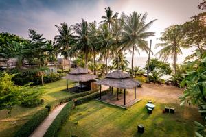 Luftblick auf ein Resort mit Palmen in der Unterkunft Koh Mak White Sand Beach in Ko Mak