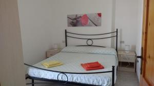 Un dormitorio con una cama con dos toallas encima. en Budoni Apartments, en Budoni
