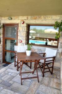 Patio nebo venkovní prostory v ubytování Enalio Suites