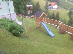 Plac zabaw dla dzieci w obiekcie Ferienhaus Nadine