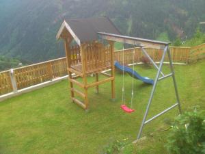 Plac zabaw dla dzieci w obiekcie Ferienhaus Nadine
