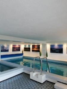 Bazén v ubytování Hotel Diekseequell Superior am Dieksee nebo v jeho okolí