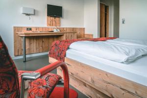 Tempat tidur dalam kamar di Hotel Sonne Garni
