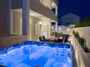 a large blue hot tub in a backyard at Apartment Villa Franko Maris in Podstrana